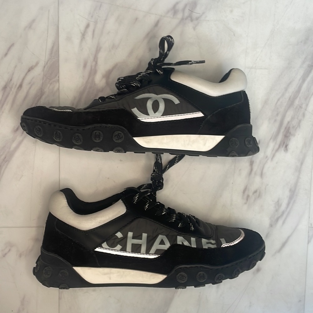 Chanel sneaker (scuff marks pls look at video) classic black and white comfy